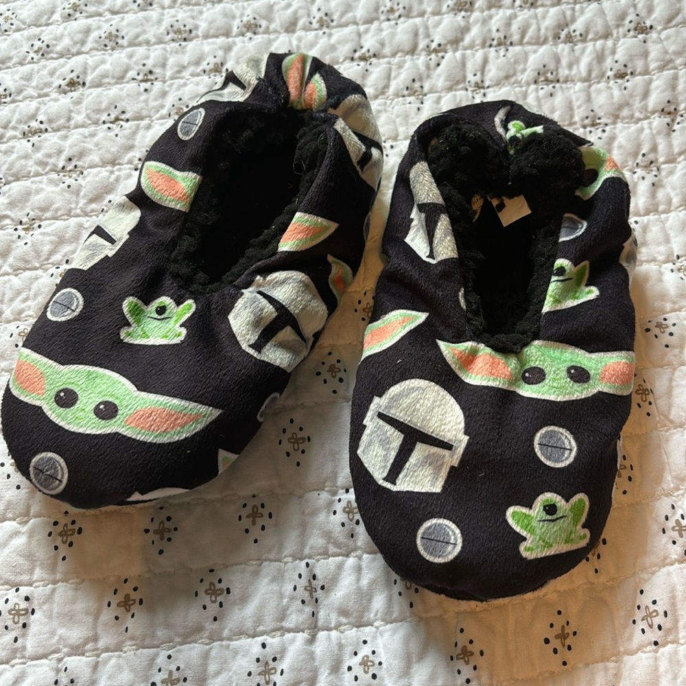 Star Wars yoda kids slippers with gripper on the bottom. EUC, like new.